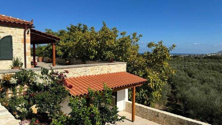 Kreta, Kournas: Malerisches Steinhaus mit bezauberndem See- und Meerblick zu verkaufen