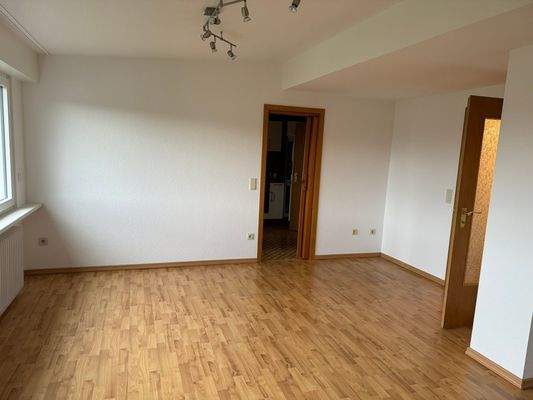 Wohnzimmer mit Zugang zur Küche