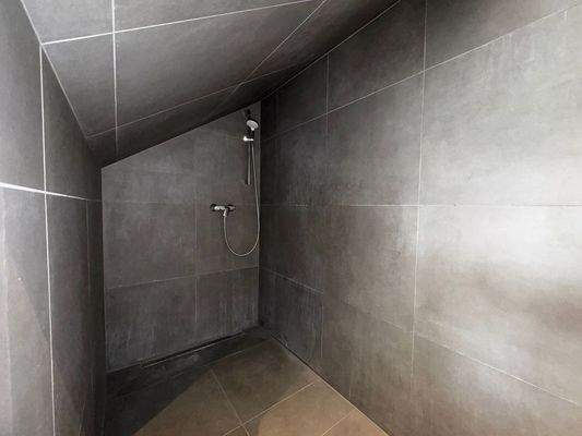 2nd floor: Shower area