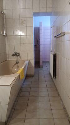 BAD mit Wanne und Dusche