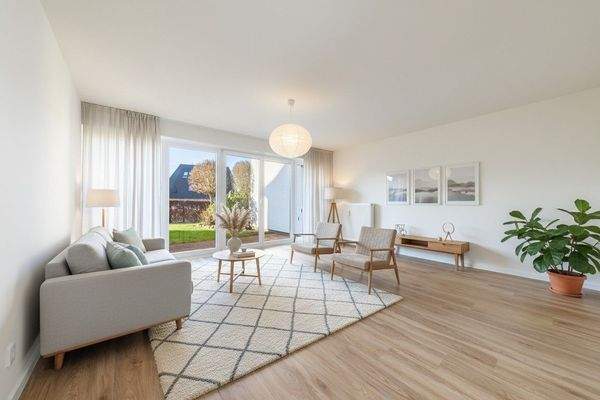 ... eingerichtet mit zusätzlich Platz für Tisch und Stühle (KI)