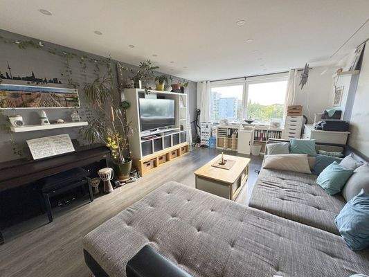 Großes Wohnzimmer mit Blick ins Weite