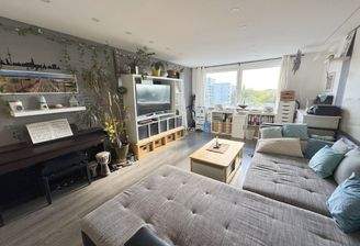 Großes Wohnzimmer mit Blick ins Weite