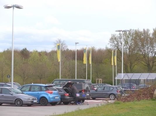 Parkplatz von Aldi und Edeka