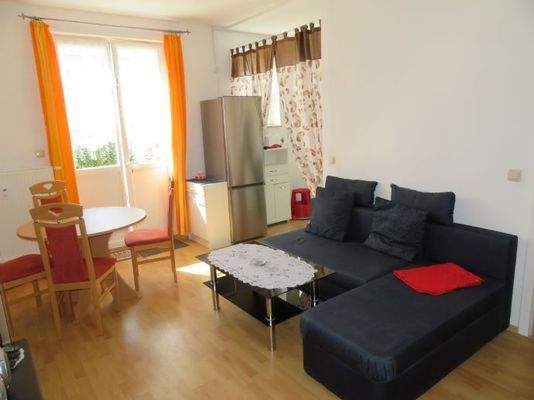 Blick zur Gartenterassentür und Küche