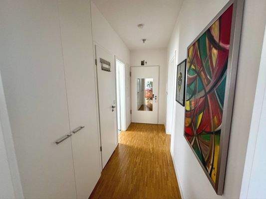 Diele mit Einbauschrank und Abstellraum