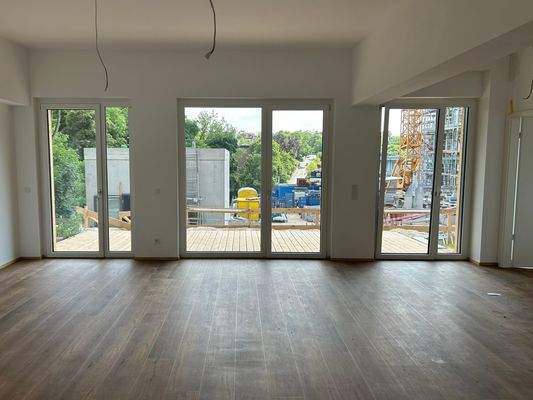 Lichtdurchfluteter Wohnbereich mit Zugang Terrasse