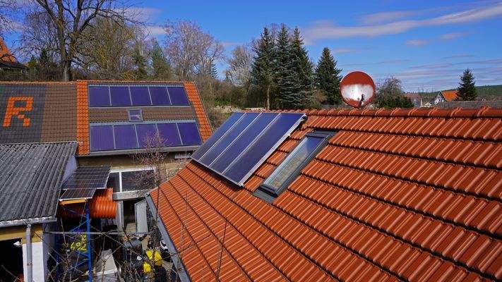 Solarthermie zur Heizungsunterstützung auf den Dächern des Vorder- und Hinterhauses