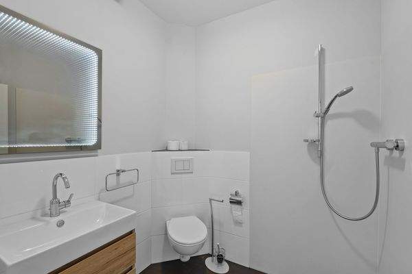 Gästetoilette mit Dusche