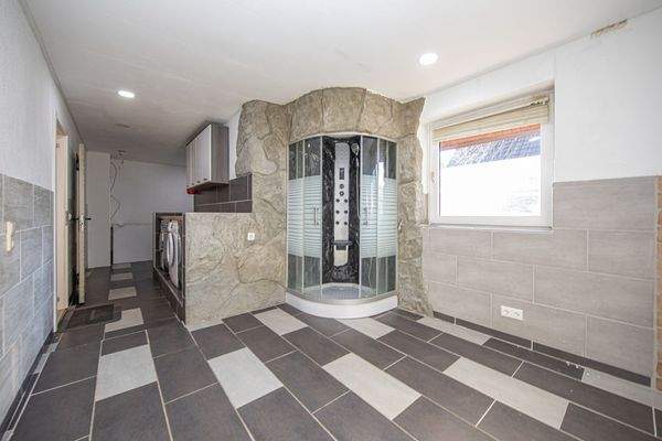 Hauswirtschaftsraum mit Dusche