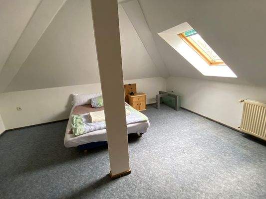 Dachgeschoss 2 große Zimmer