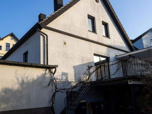 Rückseite mit Terrasse