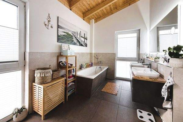 geräumiges Badezimmer