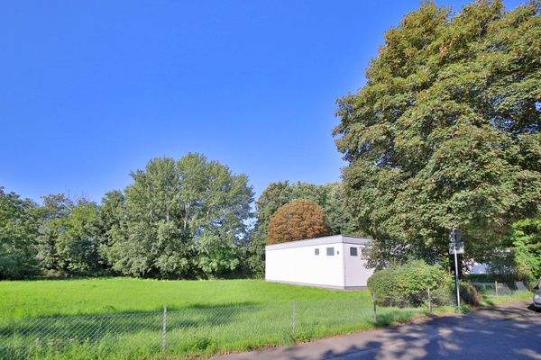 Ansicht und Grundstück