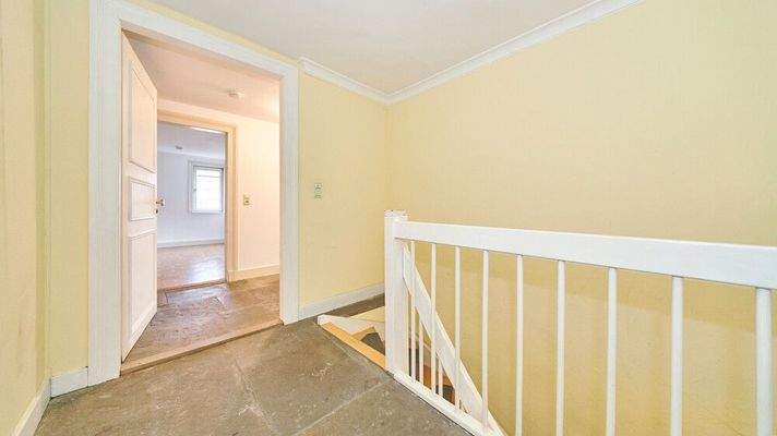 Treppenhaus_Wohnungseingang