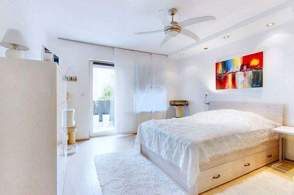 Schlafzimmer mit Balkonzugang