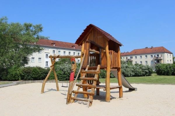 Spielplatz vomr Haus