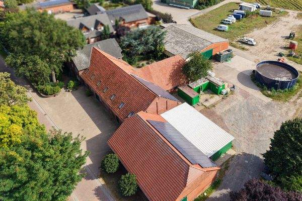 Luftbild Wohnhaus mit Hofladen und Maschinenhalle