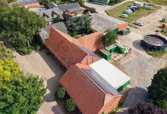 Luftbild Wohnhaus mit Hofladen und Maschinenhalle