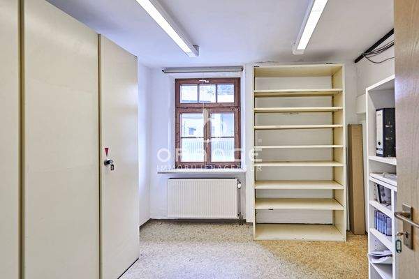 Ein weiteres Büro oder Aktenlager im hinteren Teil der Immobilie