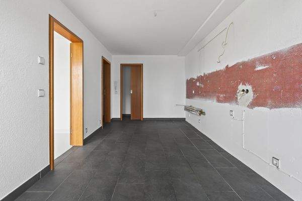 Küche mit Vorratskammer