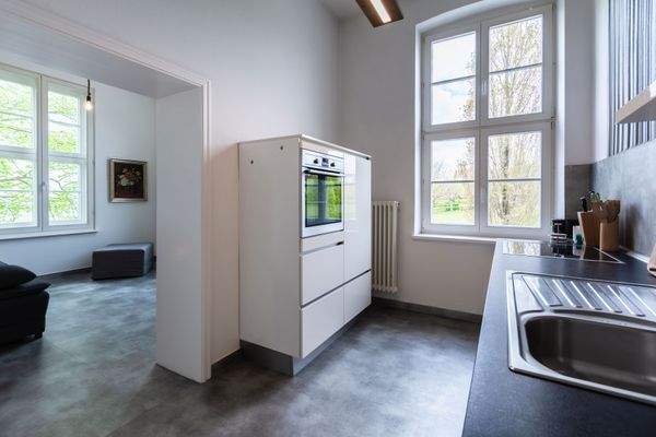 Küche und Blick ins Esszimmer