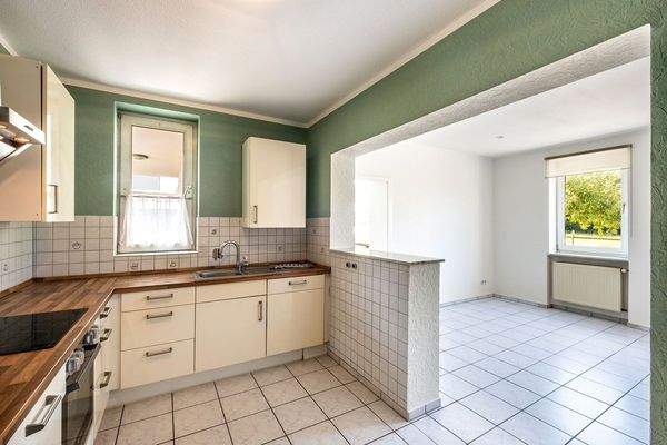 offene Küche mit Einbauküche Erdgeschoss Haupthaus