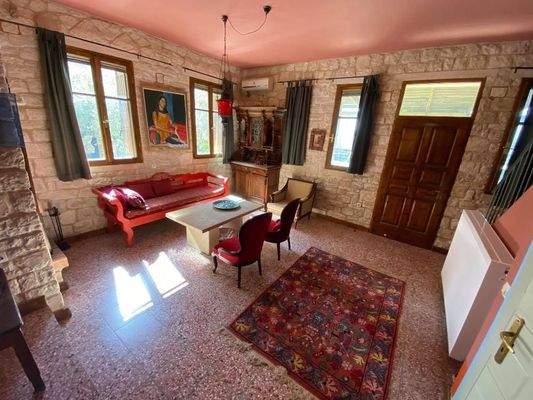 2 komplett ausgestattete Steinvillen mit schönen Gärten und 3 zusätzlichen Baurechten