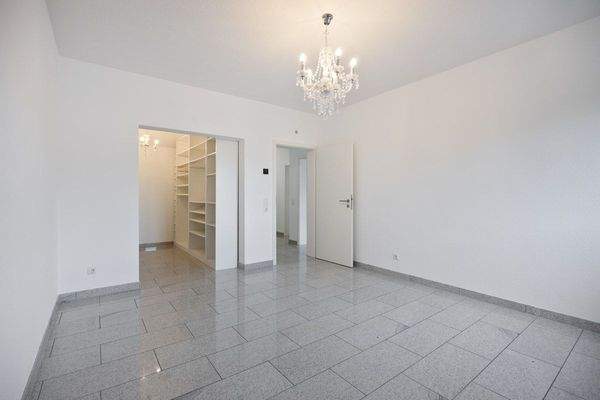 1. OG re. SZ  mit Ankleide