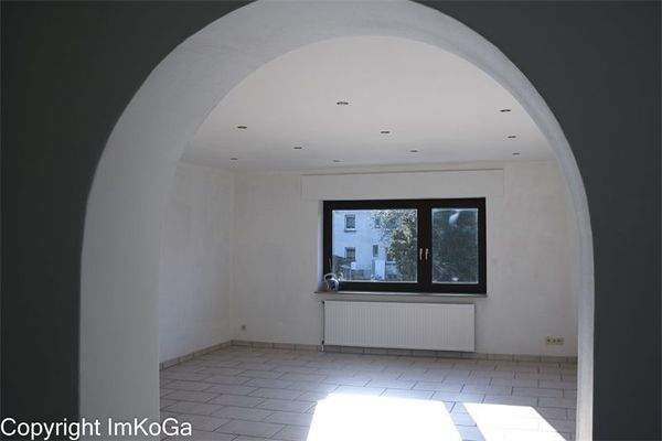 95780 Wohnzimmer m Rundbogen