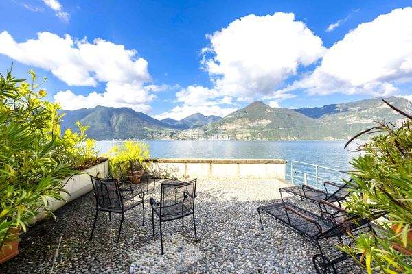 Terrasse mit Blick auf den See
