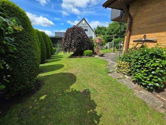 Blick von der Garage in den Garten