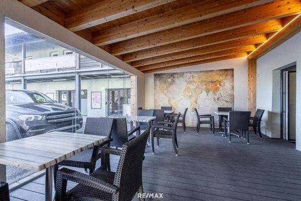 überdachter Gastgarten