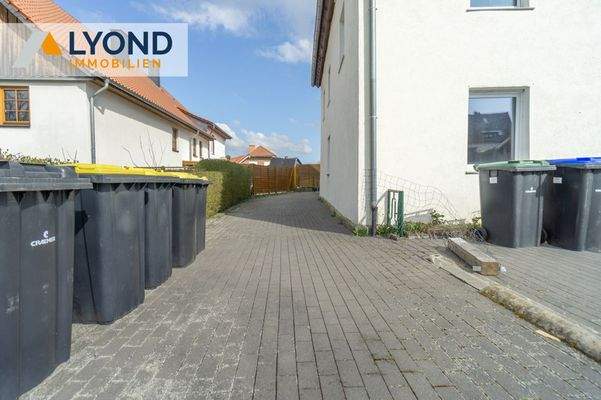 Einfahrt / Stellplätze