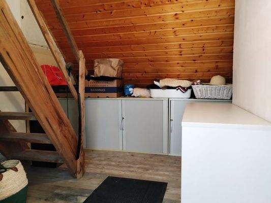 OG_Abstellraum mit Holztreppe ins DG