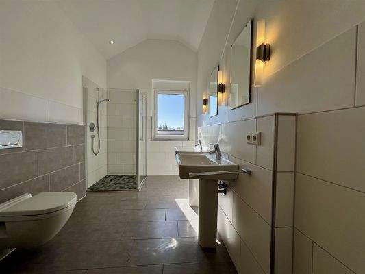 Bodengleiche Dusche im Tageslichtbad DG