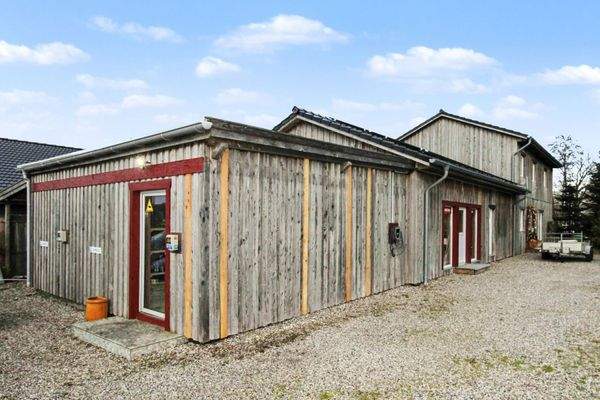 Gewerbe mit Parkplätzen