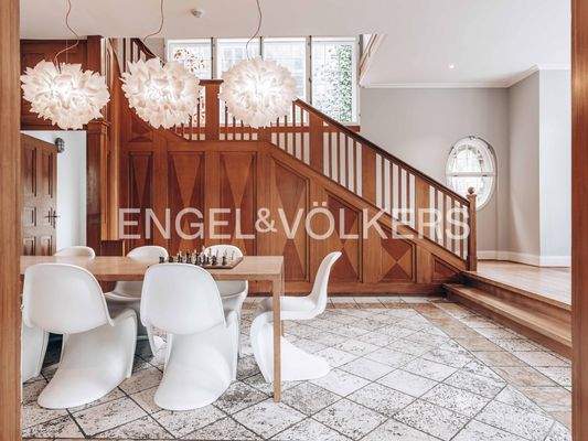 Blick vom Wohnzimmer ins Esszimmer mit Treppenaufgang