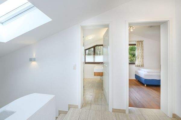 Blick Richtung Bad und Zimmer | OG