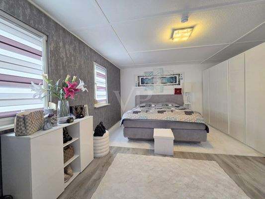 Geräumiges und helles Schlafzimmer im Vorderhaus