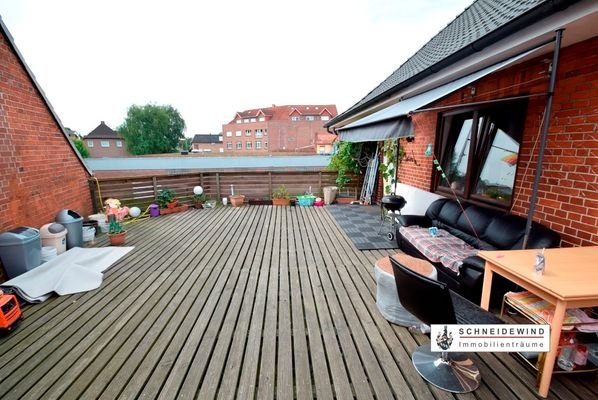 Große Dachterrasse vordere Wohnung (2)