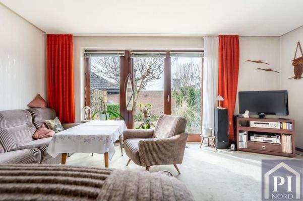 Große Fensterfront im Wohnzimmer