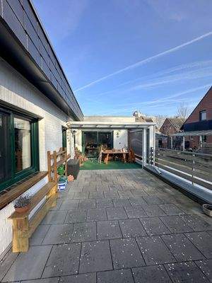 Blick über Terrasse zum Haus