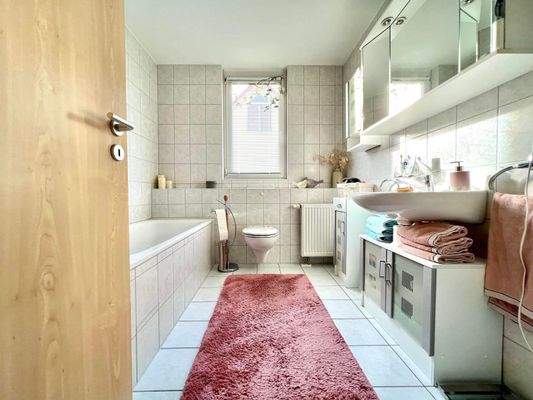 Badezimmer mit Badewanne und Dusche