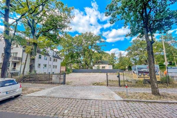 Zufahrt zum Grundstück (Blickwinkel A-B)