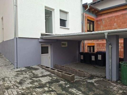 Hof mit Kellereingang