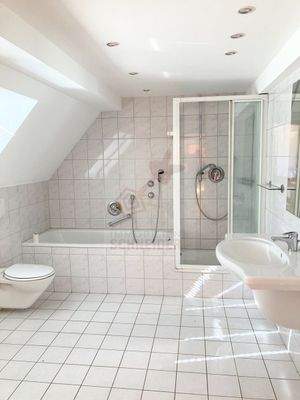 DG-Wohnung: 2. DG Bad