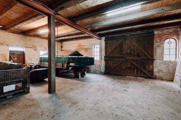 Scheune mit großem Scheunentor