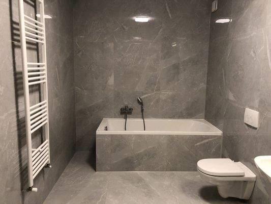 Badezimmer mit Badewanne