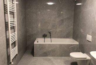 Badezimmer mit Badewanne